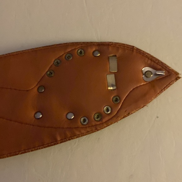 VINTAGE Brown etched drop waisted Belt w/ brass tone embellishment Hook Closure - Picture 5 of 5